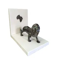 Foto de um(a) Apoio para Livros Leão 22', da categoria de Apoio para livros. Apoio de livros com base em silestone e leão em latão com pátina bronze envelhecido, com selo em latão da south áfrica... Vendido no marketplace Trésors.