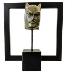 Foto de um(a) Escultura Batman Toy Art Dc Comics, da categoria de Escultura. Coleção dc comics: escultura batman em técnica mista e acabamento patina bronze oxidado, sobre cubo de madeira ebanizada... Vendido no marketplace Trésors.