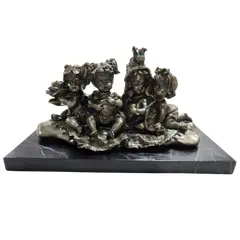 Foto de um(a) Escultura em Resina Italiana, Década de 1990, da categoria de Escultura. Escultura retratando quatro meninas em resina italiana com pátina bronze oxidada, base em madeira ebanizada e marmorizada.... Vendido no marketplace Trésors.