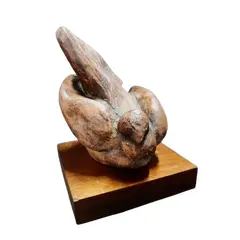 Foto de um(a) Escultura Pombo em Terracota e Madeira, Década de 1980, da categoria de Escultura. Escultura de um pombo em terracota com pátina envelhecida e base em madeira de cedro. Peça única, assinada mas ilegível,... Vendido no marketplace Trésors.