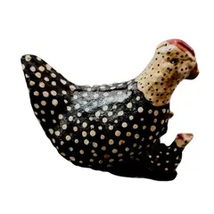 Foto de um(a) Galinha D'Angola, Arte Kaiagang, Década de 1980, da categoria de Modelos e estatuetas. Galinha d'angola esculpida em madeira arte pelos índiginas kaigang do sul do país, década de 1980. A: 7 cm L: 5 cm P: 10,5... Vendido no marketplace Trésors.