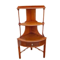 Foto de um(a) Armário de canto estilo Georgian ou Regenc, da categoria de Armários e armazenamento. Esta peça é um armário de canto estilo Georgian ou Regenc, apresenta formato triangular para encaixe perfeito em cantos, com... Vendido no marketplace Trésors.