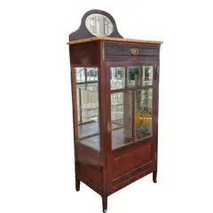Foto de um(a) ​Belisima e antiga cristaleira vitrine em madeira nobre, da categoria de Cristaleiras. Belisima e antiga cristaleira vitrine em madeira nobre, comumente associada ao estilo Art Nouveau ou mobiliário clássico... Vendido no marketplace Trésors.