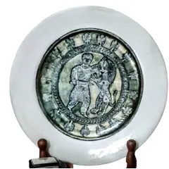 Foto de um(a) Prato Porcelana, anos 30, da categoria de Pratos Decorativos. Prato década de 1930 com decoupage de gravura de gladiador romano, extraído da literatura romana, século xiv peça única pelo... Vendido no marketplace Trésors.