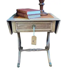 Foto de um(a) Mesinha lateral pés pata de leão em bronze, da categoria de Mesas laterais. Medidas: 52A x 47L x 39P acabamentos em couro, pés em bronze em formato de pata de leão e aberturas laterais. Vendido no marketplace Trésors.