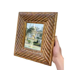 Foto de um(a) Delicado Espelho de parede quadrado acabamento em pátina dourada envelhecida, da categoria de Espelhos. Uma peça cheia de história e presença visual para enriquecer a decoração. Este espelho destaca-se pela sua moldura larga com... Vendido no marketplace Trésors.
