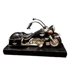 Foto de um(a) Moto Escultura 90'S, da categoria de Modelos e estatuetas. Escultua de motocicleta em resina com base em madeira ebanizada, década de 1990 A: 12 cm L: 19 cm P: 6 cm Base: 22 x 7 cm... Vendido no marketplace Trésors.