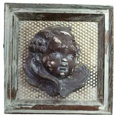 Foto de um(a) Anjo no Quadro, da categoria de Pinturas. Quadro motivo anjo com moldura em pátina provençal, moldura é uma peneira de medir pedriscos. Peça única por marcelus ribas.... Vendido no marketplace Trésors.