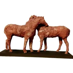 Foto de um(a) Escultura em papal mache - Love Horse, da categoria de Escultura. Peça única pelo designer marcelus ribas. Escultura em papier mache com patina terracota e base em madeira. A: 30cmL: 50cm... Vendido no marketplace Trésors.