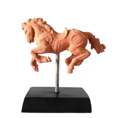 Foto de um(a) Escultura Equina, da categoria de Escultura. Escultura equina em técnica mista (patina e terracota) com base em madeira. A = 21cm L = 21cm Peso = 642g. Vendido no marketplace Trésors.