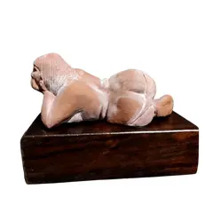 Foto de um(a) Escultura Terracota e Canela, da categoria de Escultura. Escultura terracota com base em canela maciça autor desconhecido. A: 5 cm L: 11 cm P: 6 cm Base: 12 x 3,5 x 7 cm Peso: 360... Vendido no marketplace Trésors.