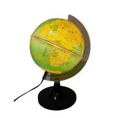 Foto de um(a) Luminária Globo Terrestre, Década de 1990, da categoria de Abajures. Luminária de globo terrestre político da libreria, um clássico desde sempre. Globo e base em acrílico com iluminação... Vendido no marketplace Trésors.