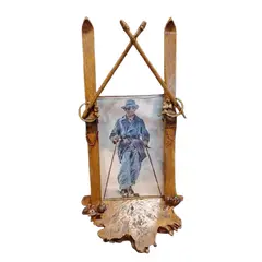 Foto de um(a) Porta Retrato Canadense, Anos 1940, da categoria de Porta retratos. Porta retrato canadense dos anos 1940: em madeira com esquis usado como moldura, base em madeira fatiada. A: 22 cm L: 10,5... Vendido no marketplace Trésors.