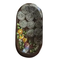 Foto de um(a) Gamela Madeira Anos 80, da categoria de Travessas e tigelas. Gamela em madeira dos anos 1980 com frutas pintadas à mão e decoupage de renda. C: 58 cm L: 29,5 cm A: 7 cm Peso: 1,500 kg. Vendido no marketplace Trésors.