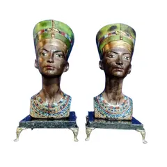 Foto de um(a) Escultura Nefertiti em resina anos 80, da categoria de Escultura. Escultura em resina policromada de Nefertiti com base em granito e pés em metal dourado, década de 1980 (a base é atual)... Vendido no marketplace Trésors.