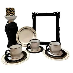 Foto de um(a) Combo Café Black And White, da categoria de Conjuntos de café e chá. Combo louça com três xícaras, três pires e três prato de pão em porcelana preta e branca. Xícara: A 7,5 cm / Diâmetro 8 cm... Vendido no marketplace Trésors.