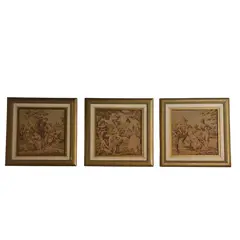 Foto de um(a) Conjunto de 3 quadros com cenas clássicas em Gobelin Francês, da categoria de Arte têxtil. Lindos quadros em tapeçaria gobelin francesa, ricos em detalhes, que são verdadeiras obras de arte feitas com fios. O... Vendido no marketplace Trésors.