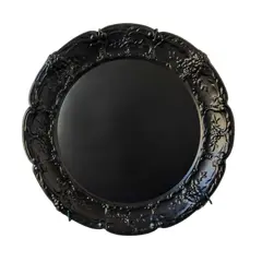 Foto de um(a) Bandeja Ferro Black, da categoria de Bandejas. Bandeja redonda com borda floral em relevo, em ferro com pintura eletrostática na cor preta. Diâmetro externo: 36 cm... Vendido no marketplace Trésors.