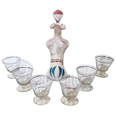 Foto de um(a) Encantadora Licoreira ao estilo veneziano, peça rara, da categoria de Garrafas, potes e jarros. Lindo conjunto de Licoreira em vidro soprado, no estilo veneziano, pintada à mão, tampa em forma de gota. Altura 25cm.... Vendido no marketplace Trésors.