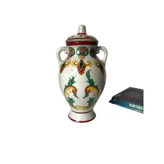 Foto de um(a) Ânfora pintada à mão, da categoria de Vasos. Ânfora em porcelana pintada à mão, 1985. 23,5 cm de altura. Vendido no marketplace Trésors.