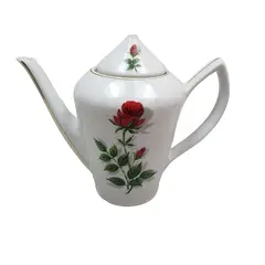 Foto de um(a) Bule Antigo de Porcelana Pozzani com Rosas Vermelhas e Tampa, da categoria de Bules. Estado de conservação: a ponta da tampa está quebrada, deixando um pequeno orifício visível no topo. A tampa acompanha o... Vendido no marketplace Trésors.
