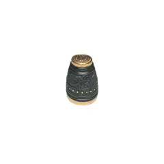 Foto de um(a) Joia de Crioula - dedal em coco e ouro séc. XIX, da categoria de Outros colecionáveis. Raro exemplar de jóia de crioula, dedal em coco trabalhado e borda e base em ouro. Línda peça. 2 x 1 cm. Vendido no marketplace Trésors.