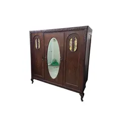 Foto de um(a) Guarda Roupa 3 Portas, Imbuia Maciça entalhado a mão, da categoria de Armários e Guarda Roupas. Guarda roupa 3 portas em imbuia maciça entalhado a mão, com espelho bisotê!. Vendido no marketplace Trésors.