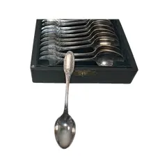 Foto de um(a) Christofle - colheres de café, da categoria de Colheres. 12 colheres para café da famosa marca Christofle em sua caixa de couro original. Medida da colher, 10 cm. Vendido no marketplace Trésors.