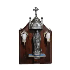 Foto de um(a) Oratório de parede em imbuia, acompanha imagem de santa catarina, da categoria de Objetos religiosos e espirituais. Oratório de parede em madeira de imbuia envernizada, dossel em antimônio com acabamento de pátina bronze. laterais com... Vendido no marketplace Trésors.