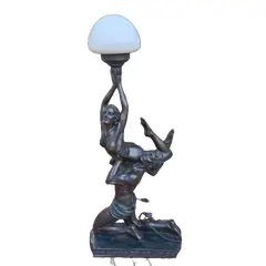 Foto de um(a) ​Luminária de mesa escultórica em estilo Art Déco, da categoria de Abajures. Luminária de mesa escultórica em estilo Art Déco, feita em liga metálica comumente conhecida como petit-bronze. Composição... Vendido no marketplace Trésors.