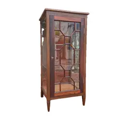 Foto de um(a) Cristaleira vitrine antiga em madeira maciça, da categoria de Cristaleiras. Belíssima e elegante cristaleira vitrine antiga, confeccionada em madeira de lei maciça com tonalidade escura e veios... Vendido no marketplace Trésors.