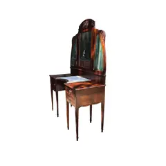 Foto de um(a) ​Penteadeira clássica com 3 espelhos articulados, espelho original em cristal bisotê e mármore no centro Ótimo estado de conservação!, da categoria de Penteadeiras. Penteadeira clássica com 3 espelhos articulados, espelho original em cristal bisotê e mármore no centro; Ótimo estado de... Vendido no marketplace Trésors.