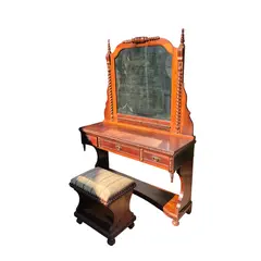 Foto de um(a) Magnífica Penteadeira em Imbuia maciça com 3 gavetas, puxadores em bronze e espelhos bisotê, acompanha banqueta original, da categoria de Penteadeiras. Penteadeira antiga em madeira de lei maciça, espelho em cristal original (com leves marcas do tempo) com fortes... Vendido no marketplace Trésors.