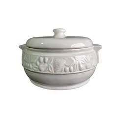 Foto de um(a) Sopeira em Cerâmica Branca Scalla Brazil com Relevo de Frutas, da categoria de Terrinas de sopa. Sopeira com tampa da consagrada marca nacional Cerâmica Scalla. Produzida em cerâmica branca de alta qualidade. Corpo... Vendido no marketplace Trésors.