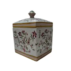 Foto de um(a) Antigo Pote Decorativo em Faiança com Tampa Floral, da categoria de Garrafas, potes e jarros. Produzido em porcelana/faiança de excelente espessura, a peça apresenta formato retangular e uma belíssima pintura botânica... Vendido no marketplace Trésors.