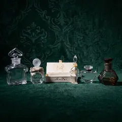 Foto de um(a) Coleção de raros frascos de perfumes franceses, da categoria de Perfumeiros. Belíssima coleção de frascos de perfumes franceses (vazios). Sendo 4 de vidro transparente e 1 de cristal âmbar. Marca... Vendido no marketplace Trésors.