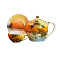 Foto de um(a) Conjunto De Chá Noritake Quase Centenário, Pintado À Mão Com Ouro 24k, Japão, C. 1930, da categoria de Bules. Um conjunto Noritake japonês de aproximadamente 1930, com uma das decorações mais encantadoras da marca: a paisagem... Vendido no marketplace Trésors.