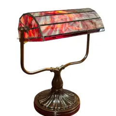 Foto de um(a) Luminária De Mesa Inspiração Tiffany Em Vitral, da categoria de Abajures. Luminária de mesa com uma silhueta linda, inspirada nos clássicos modelos de escritório e leitura. A cúpula em vitral de... Vendido no marketplace Trésors.