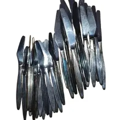 Foto de um(a) LOTE FACAS REFEIÇÃO E SOBREMESA ANTIGAS VINTAGE, da categoria de Facas. 16 facas de sobremesa e 16 facas de refeição, totalizando 32 unidades não tem marcação no cabo, mas estavam junto com um... Vendido no marketplace Trésors.