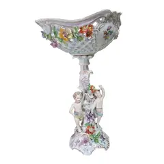 Foto de um(a) Centro de mesa ou fruteira porcelana alemã Dresden (1890-1920), da categoria de Centro de mesa. Espetacular centro de mesa (fruteira pedestal) em legítima porcelana alemã de Dresden, ricamente policromada e com detalhes... Vendido no marketplace Trésors.