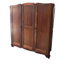 Foto de um(a) Guarda Roupas 3 Portas com Chave, da categoria de Armários e Guarda Roupas. Vendido no marketplace Trésors.