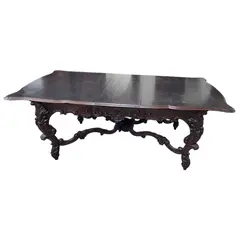Foto de um(a) Mesa Extensível em Imbuia Maciça Entalhada a Mão, da categoria de Conjunto de mesas e cadeiras. A mesa apresenta entalhes ricos e bem definidos, evidenciando o trabalho artesanal da época. Ideal para ambientes... Vendido no marketplace Trésors.