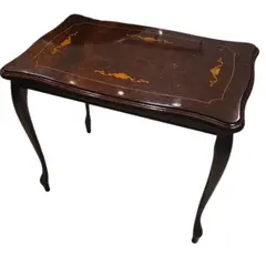 Foto de um(a) Mesa Auxiliar Clássica com Marchetaria Floral e Pés Cabriolé, da categoria de Conjunto de mesas e cadeiras. Sofisticada mesa de apoio/auxiliar em estilo clássico, perfeita para enriquecer a decoração da sala de estar, hall de... Vendido no marketplace Trésors.