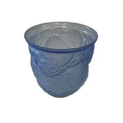 Foto de um(a) Vaso Art Nouveau Fosco Azul, da categoria de Vasos. Vaso Art Nouveau Fosco, da época da grande depressão, final dos anos 20 e inicio do 30. Na cor azul com formas naturalistas. Vendido no marketplace Trésors.