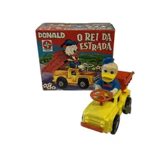 Foto de um(a) Brinquedo O Rei da Estrada Pato Donald, da categoria de Carros e caminhões de brinquedo. Brinquedo Antigo O Rei da Estrada Pato Donald, fabricado entre as décadas de 60 e 70, com a caixa original. A corda do... Vendido no marketplace Trésors.