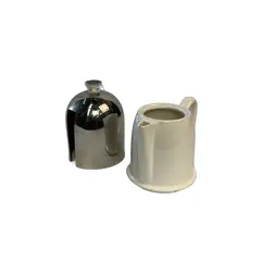 Foto de um(a) Bule Art Deco Antigo Anos 40, da categoria de Bules. Bule art deco antigo, origem do anos 40 nos EUA. Fabricado em porcelana e metal o puxador em acrílico. Vendido no marketplace Trésors.
