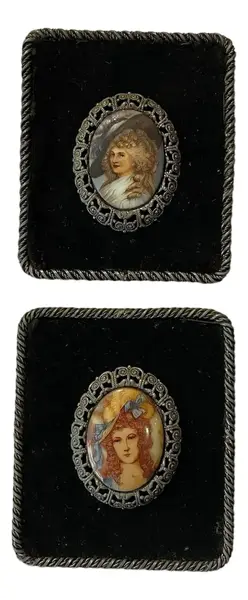 Foto de um(a) Antigos Camafeus Mini Portrait Quadrinhos Italianos Damas, da categoria de Outros objetos decorativos. Lindos e delicados, moldura em prata, veludo e placa de porcelana. Franceses. Mede: 9 x 8cm cada. Vendido no marketplace Trésors.