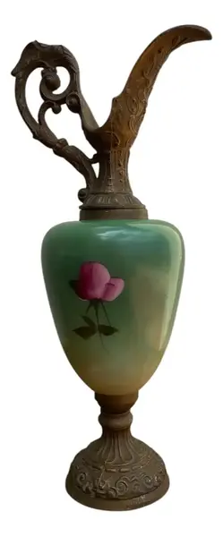 Foto de um(a) Antiga Ânfora Jarro Decorativo Pétit Bronze Opalina Francesa, da categoria de Vasos e recipientes. Antiga e grande jarra decorativa com estrutura em metal trabalhado e parte central em opalina francesa pintada à mão. Peça... Mostrado de uma perspectiva diferente. Vendido no marketplace Trésors.