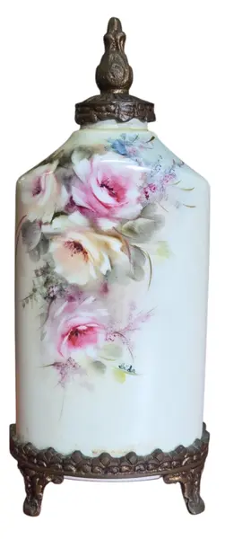 Foto de um(a) Trio de Potes em Porcelana Pintada à Mão com Base e Tampa em Bronze - Estilo Floral Clássico, da categoria de Garrafas, potes e jarros. Apresentamos este magnífico trio de potiches (vasos com tampa) em porcelana de alta qualidade, apresentando um formato... Mostrado de uma perspectiva diferente. Vendido no marketplace Trésors.