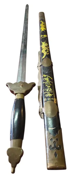 Foto de um(a) Espada Oriental Decorativa, da categoria de Armas e armaduras. Exclusiva espada ornamental com detalhes gravados e ornamentos tradicionais. Esta peça é o item de destaque que faltava no... Mostrado de uma perspectiva diferente. Vendido no marketplace Trésors.